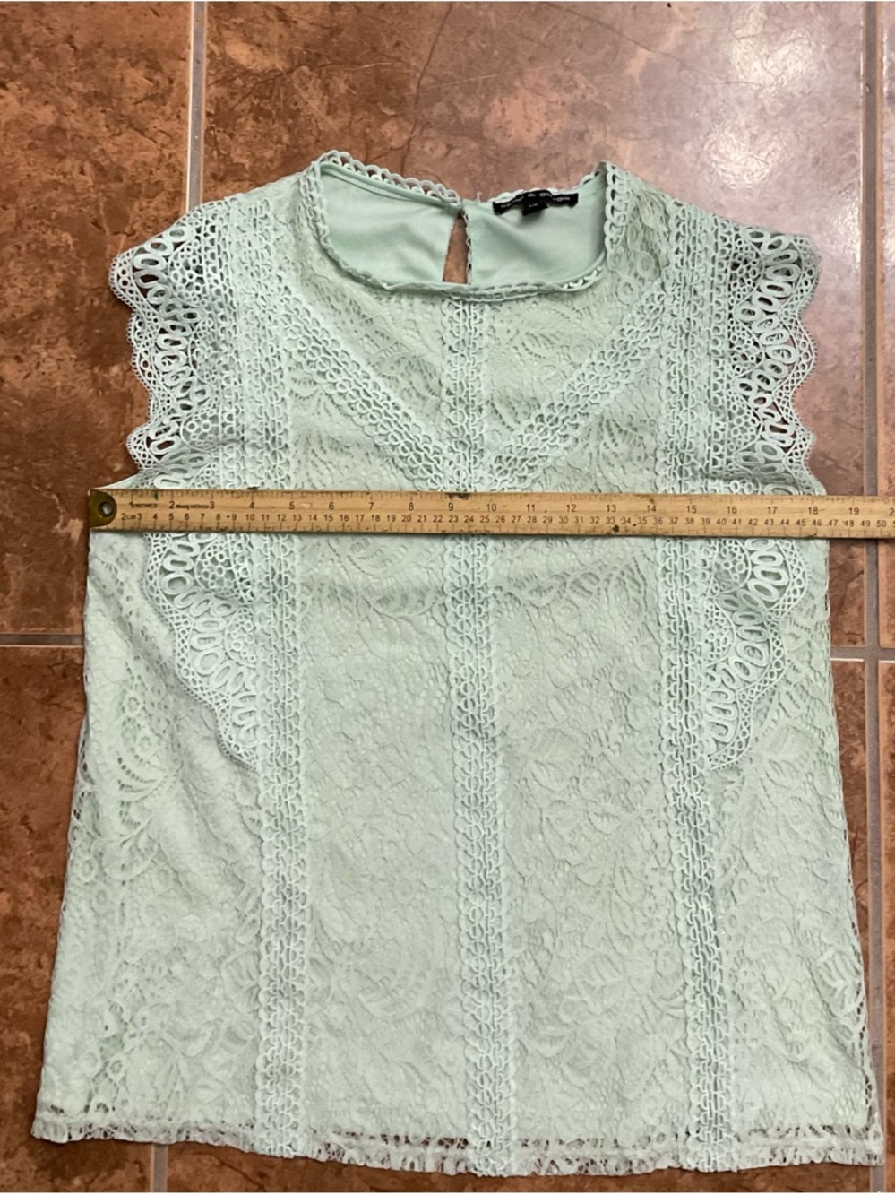 Cable & Gauge  Sleeveless Scallop Lace Top in Mint - Picture 4 of 6